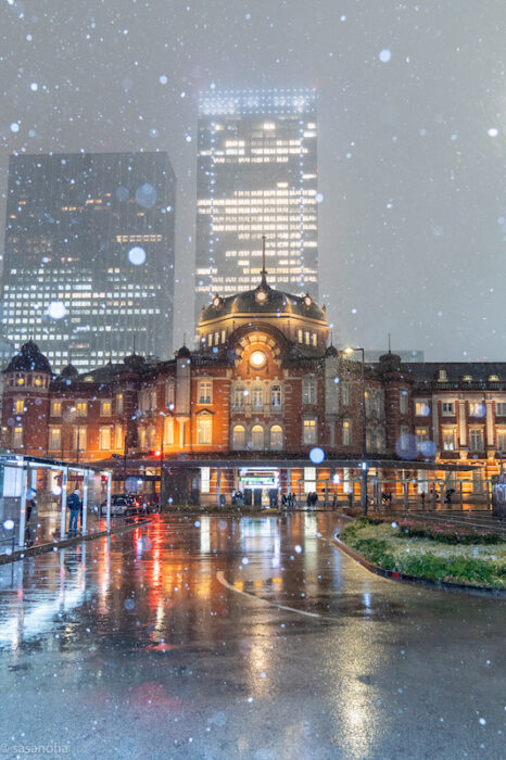 東京駅と雪